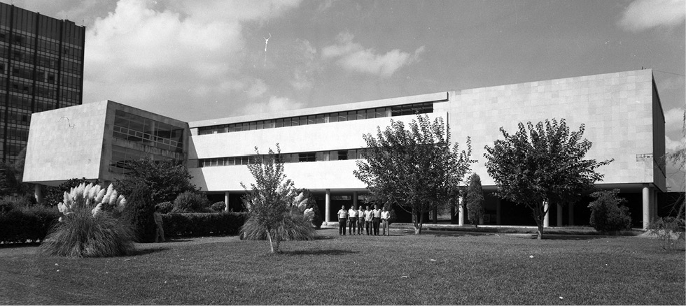 Imagen en blanco y negro de una casa

Descripción generada automáticamente