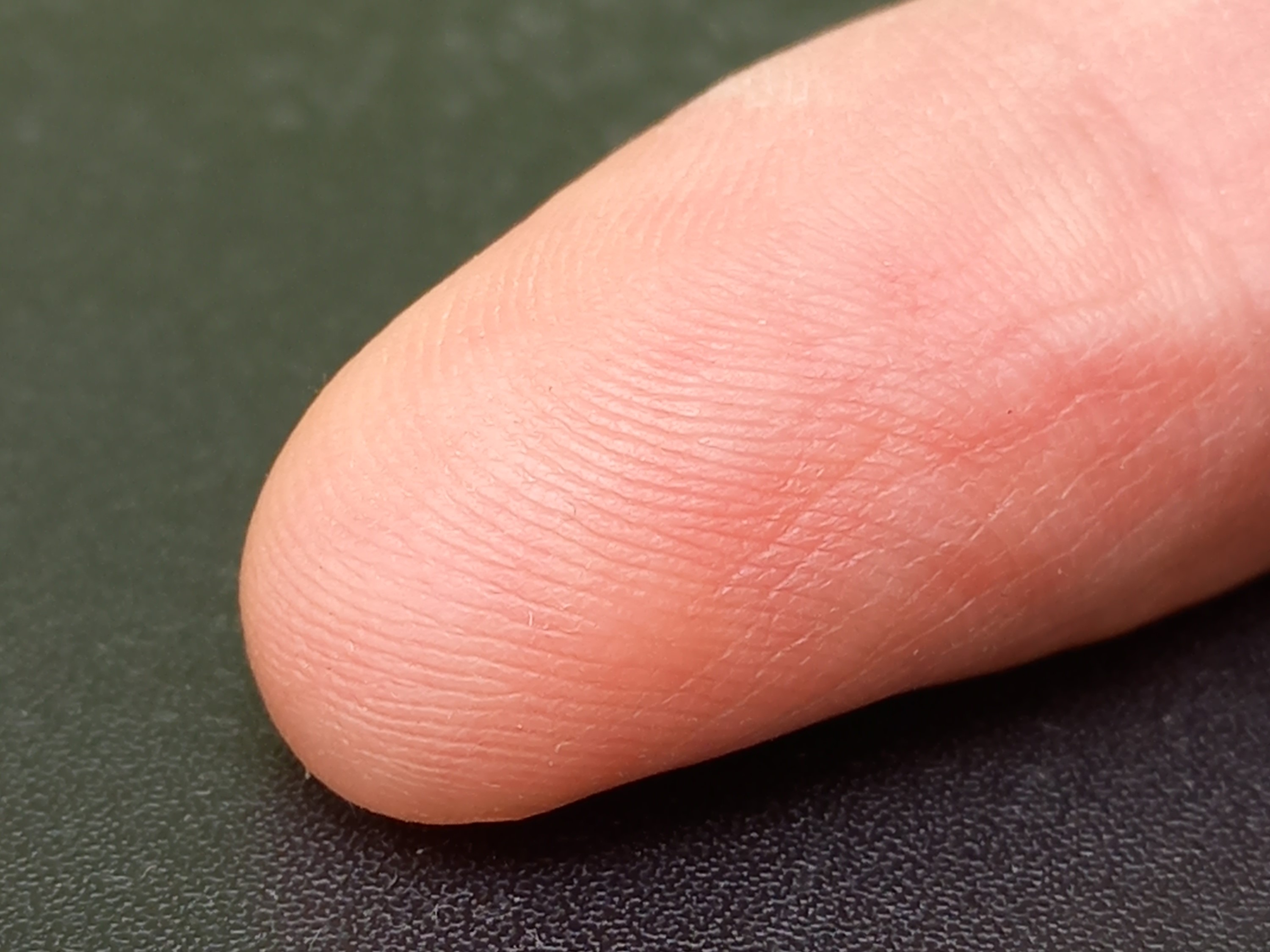 Una mano muestra un objeto en la mano

Descripción generada automáticamente con confianza media